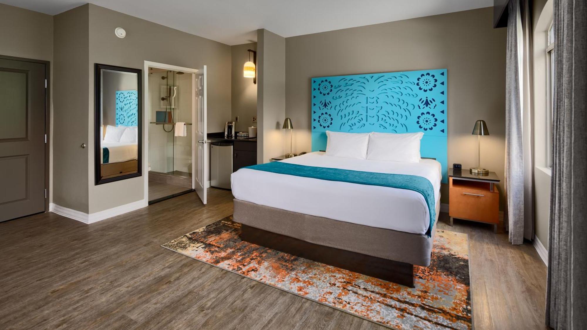 Standard King Room with Courtyard View