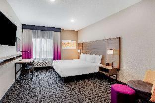 King Room with Roll-In Shower - Mobility/Hearing Accessible - Non-Smoking