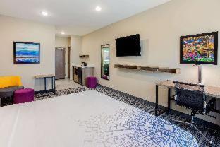 King Room Roll Shower Mobility or Hearing Accessible Non-Smoking