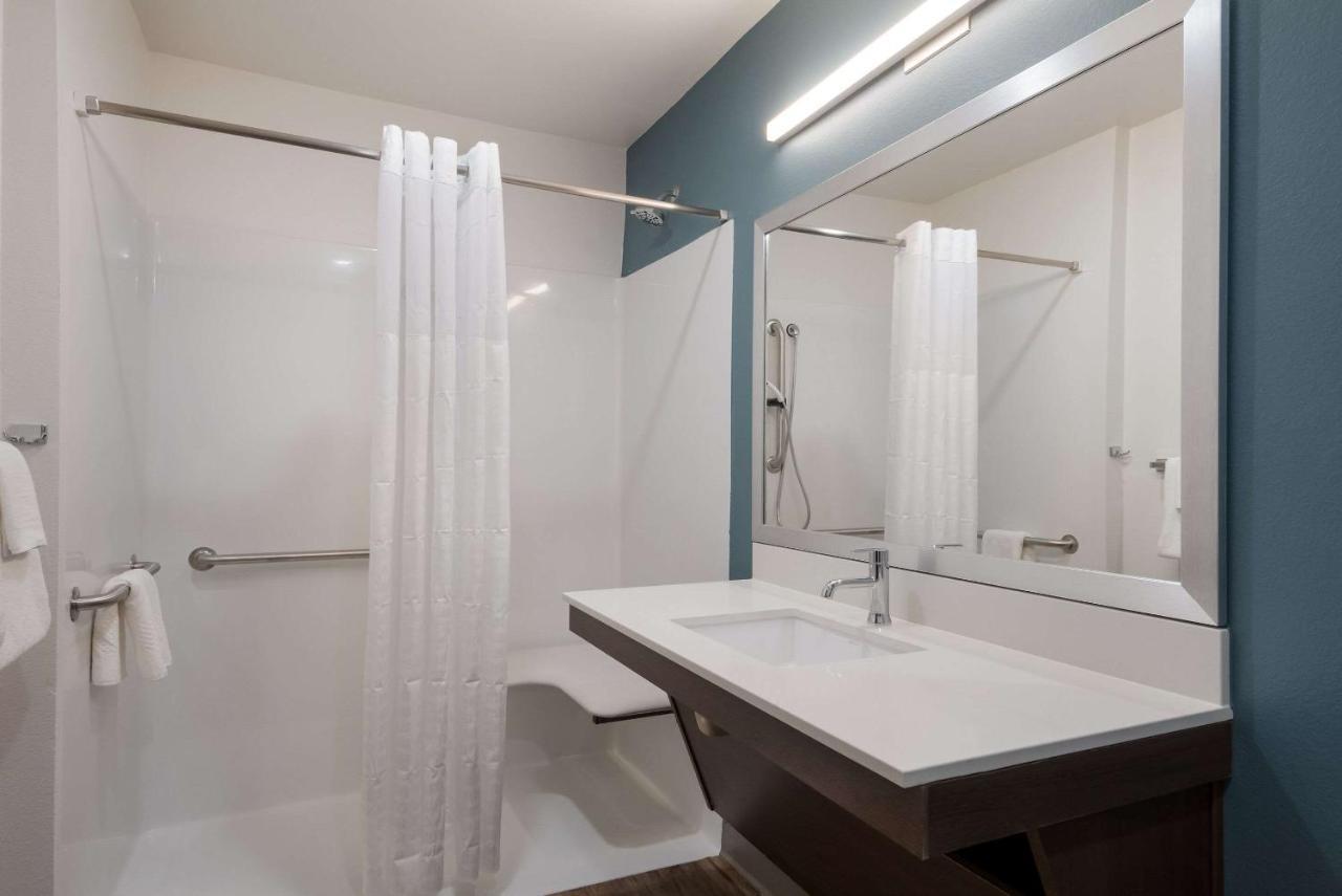 Queen Suite Roll Shower Disability Access or Non Smoking
