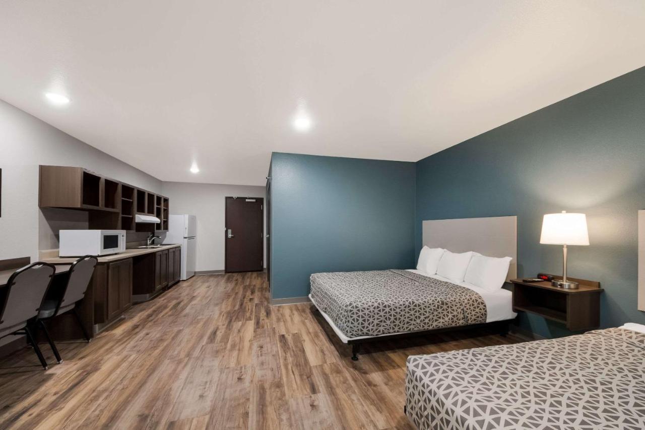 Queen Suite Two Queen Beds Tub Disability Access or Non Smoking