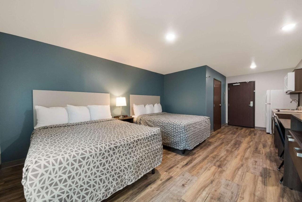 Queen Suite Two Queen Beds Tub Disability Access or Non Smoking