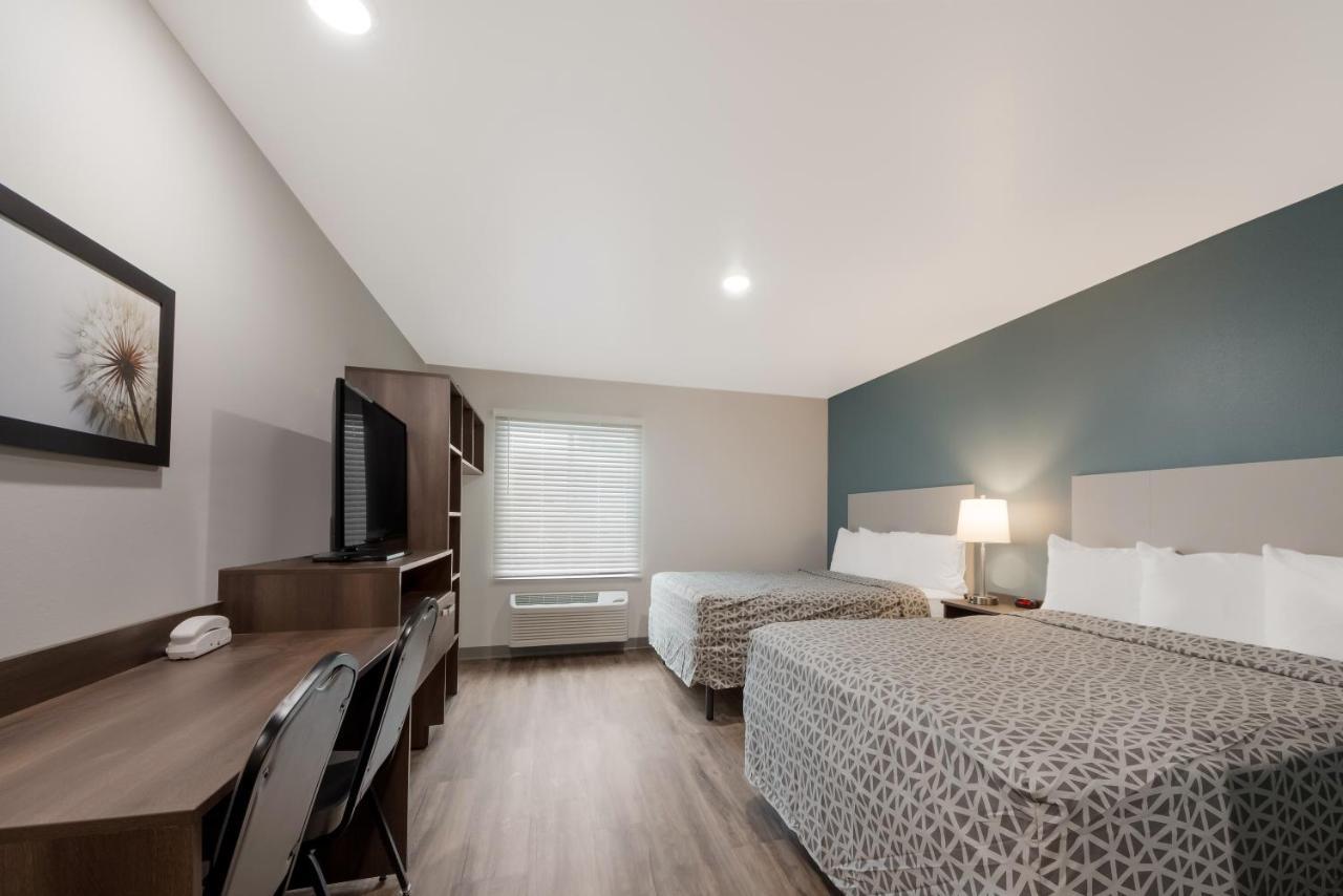 Queen Suite Two Queen Beds Tub Disability Access or Non Smoking