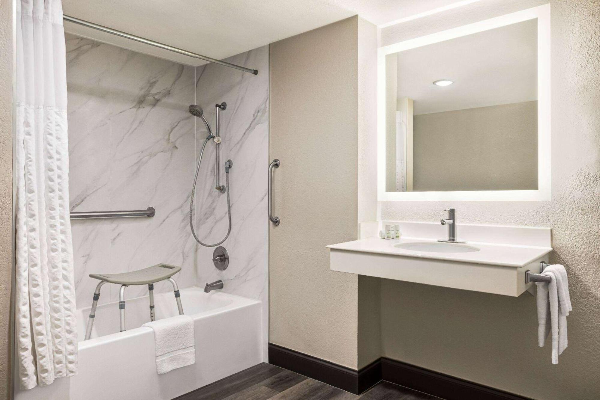 King Room Bath Tub Mobility or Hearing Accessible Non-Smoking