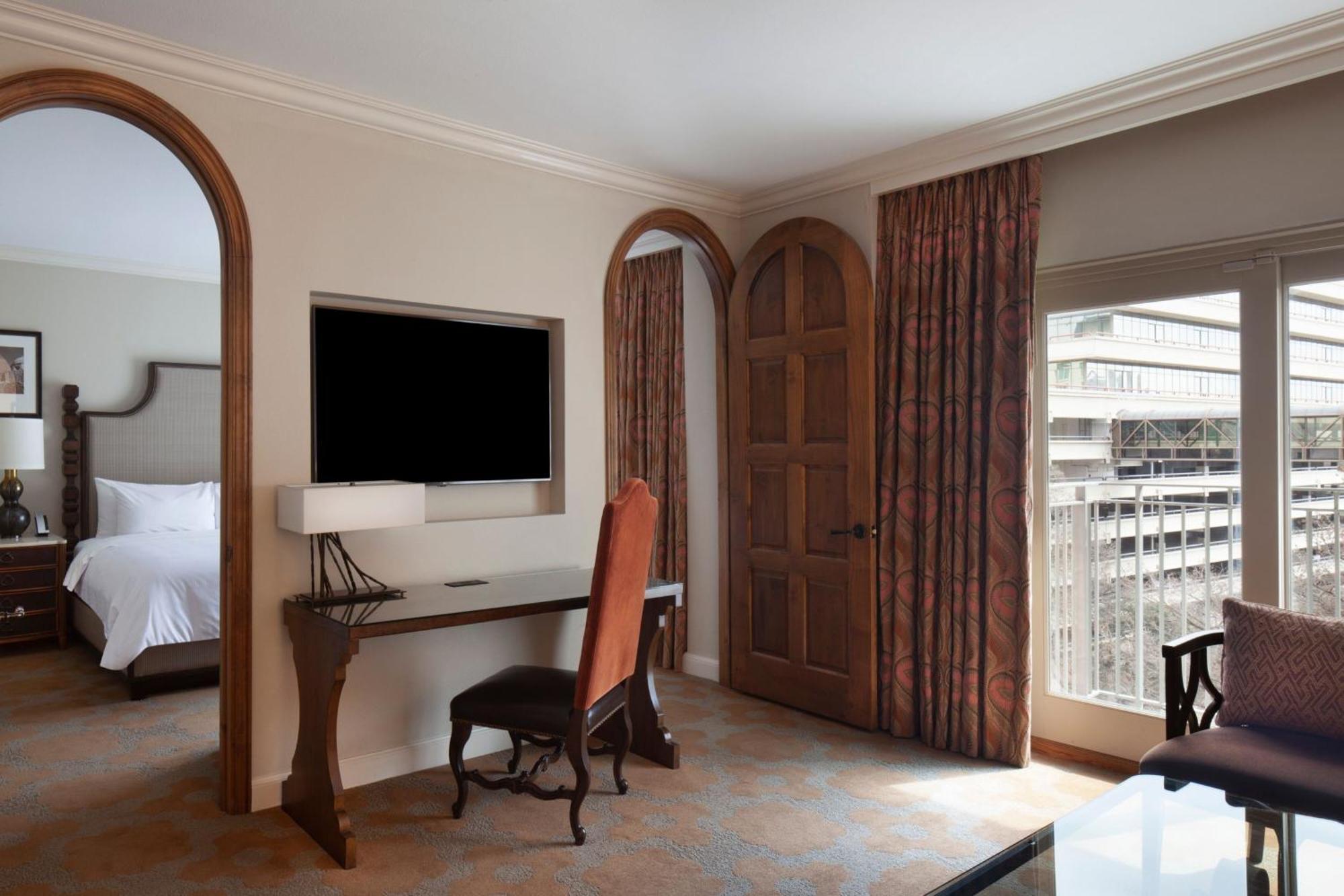 Corner Suite, 1 Bedroom Suite, King, Corner room, Balcony