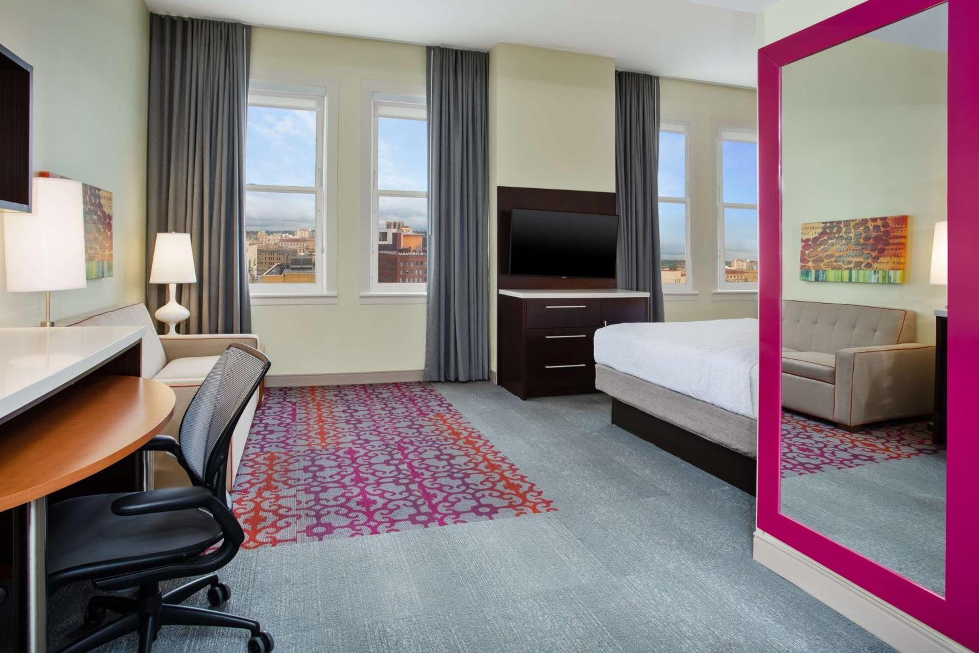 Studio Two Queen Beds City View Non-Smoking