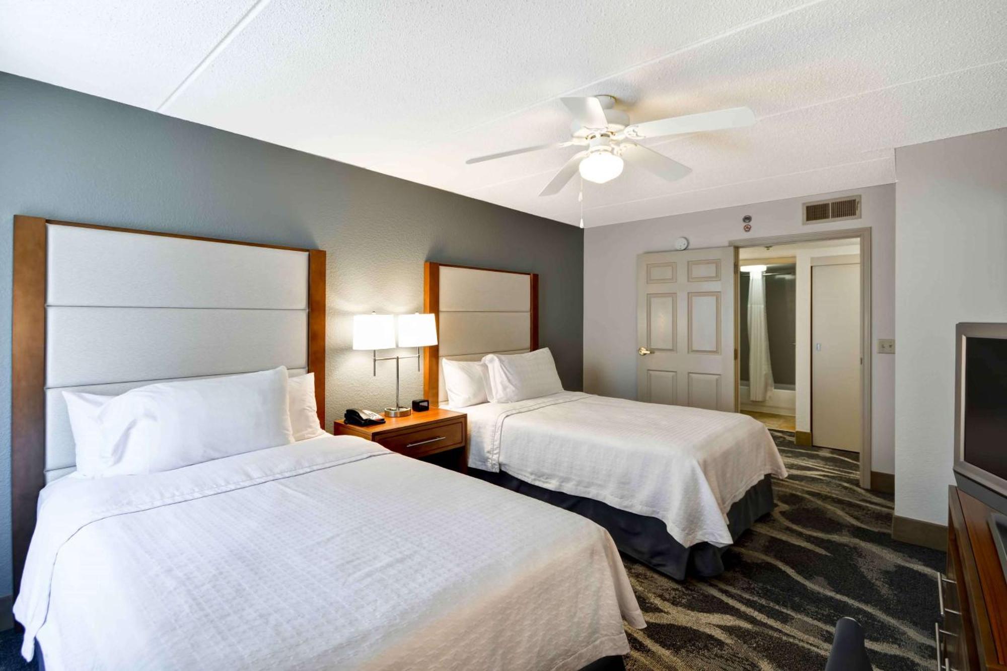Two-Bedroom Suite One King Two Double Beds Non-Smoking,1552294507:JPEG
