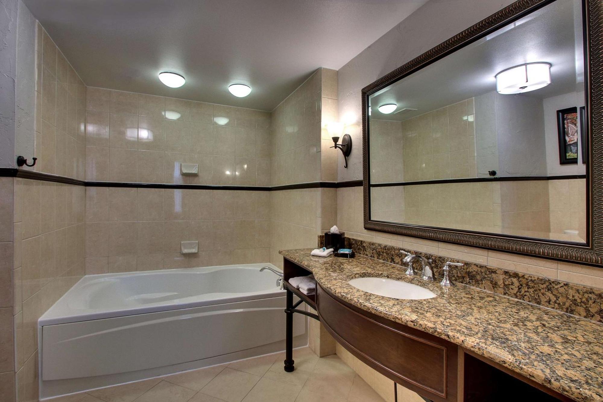 Deluxe King Room Spa Bath