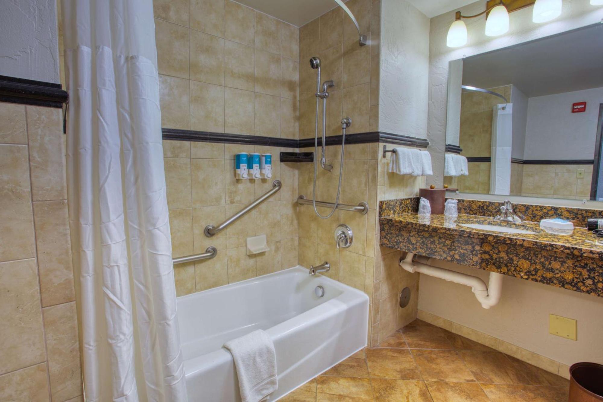 Deluxe Queen Room with Two Queen Beds - Accessible, Tub