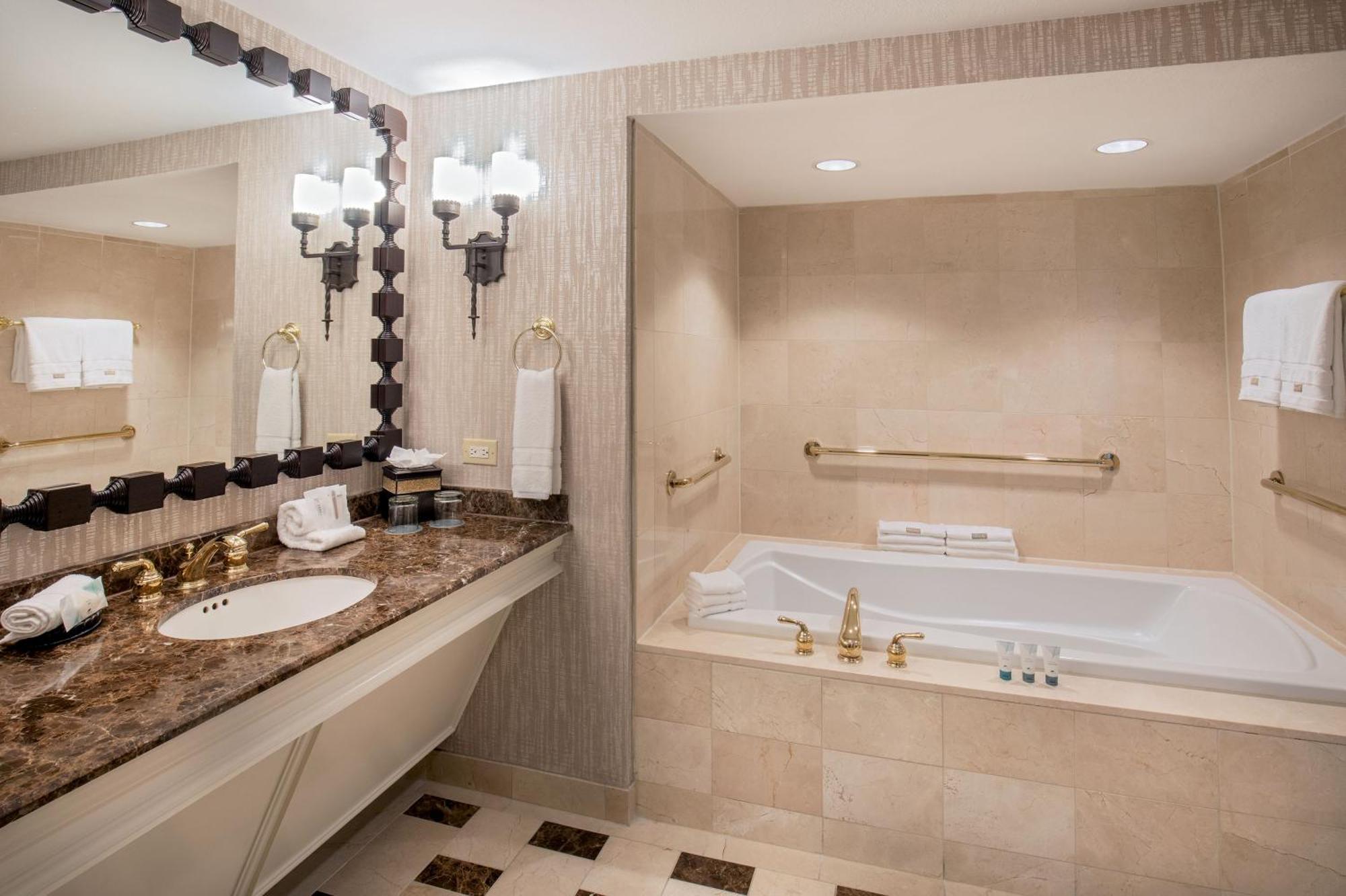 Luxury Suite 1 Bedroom Suite 1 King Sofa bed Balcony
