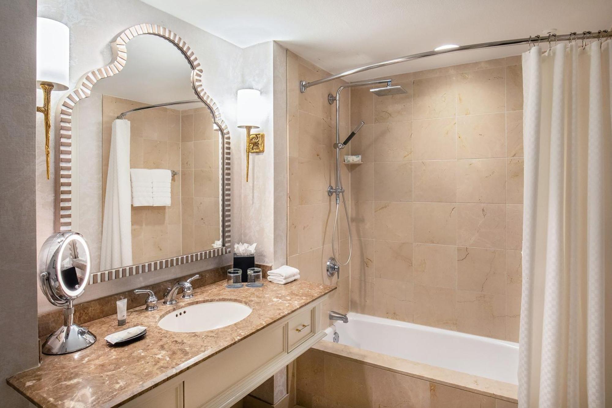 Traditional Queen Guest room 2 Queen City view