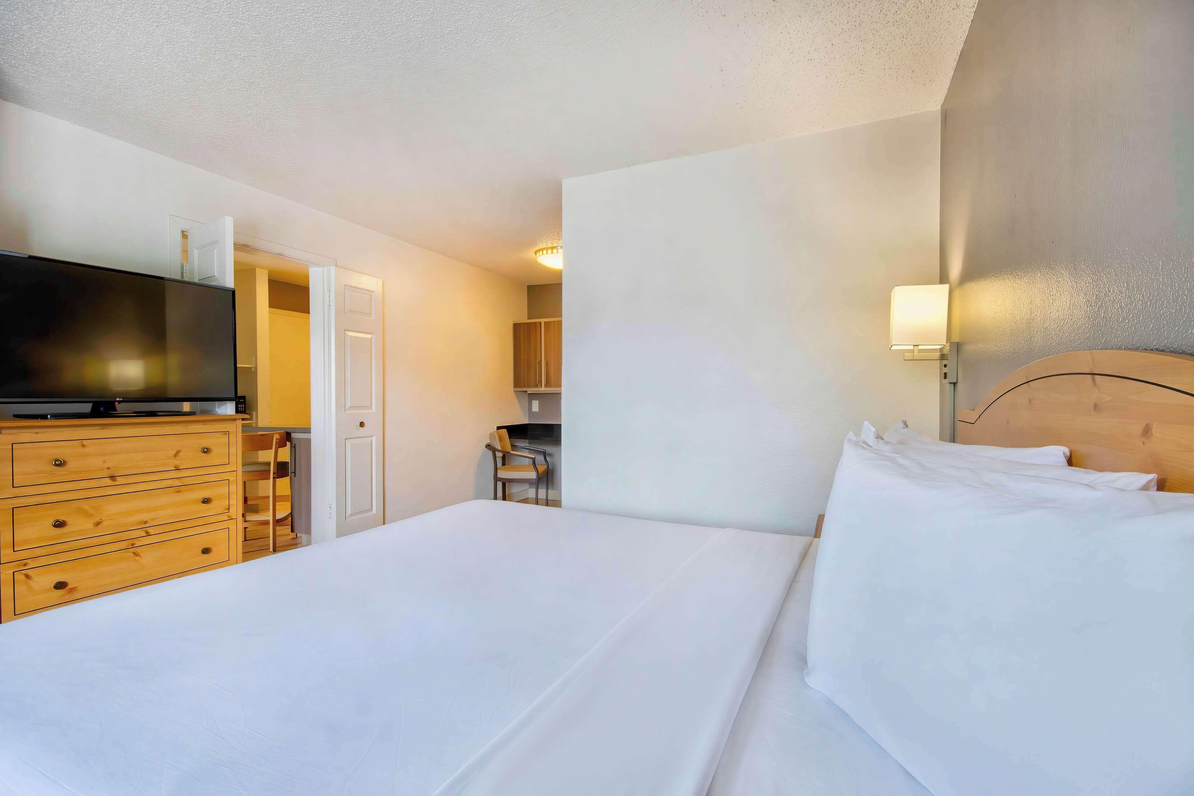 Deluxe King Suite