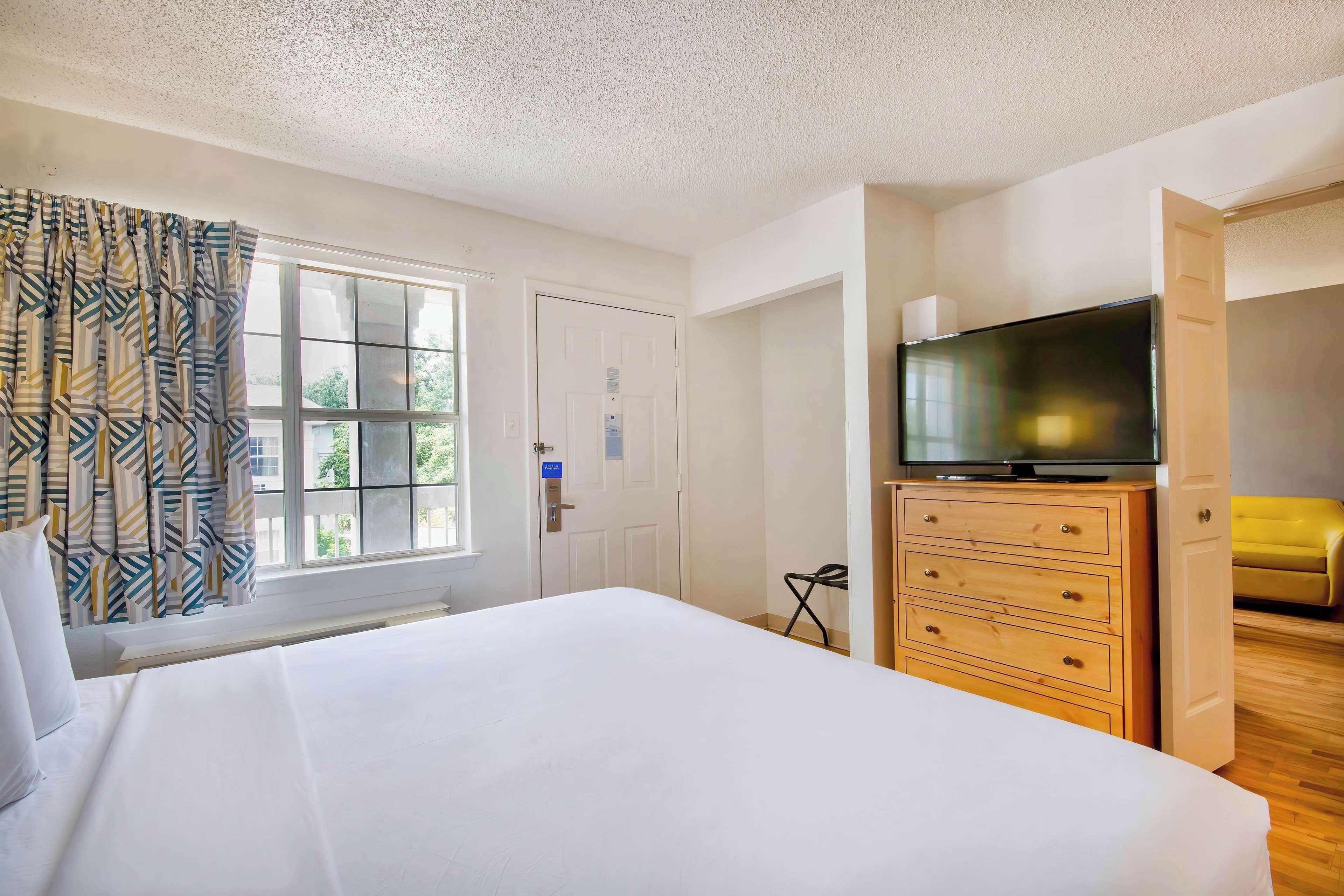 Deluxe King Suite