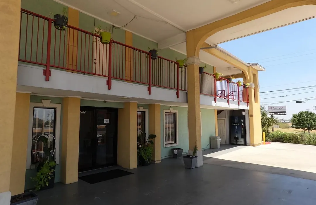 Econo Lodge Inn & Suites San Antonio Near Frost Bank Center-1