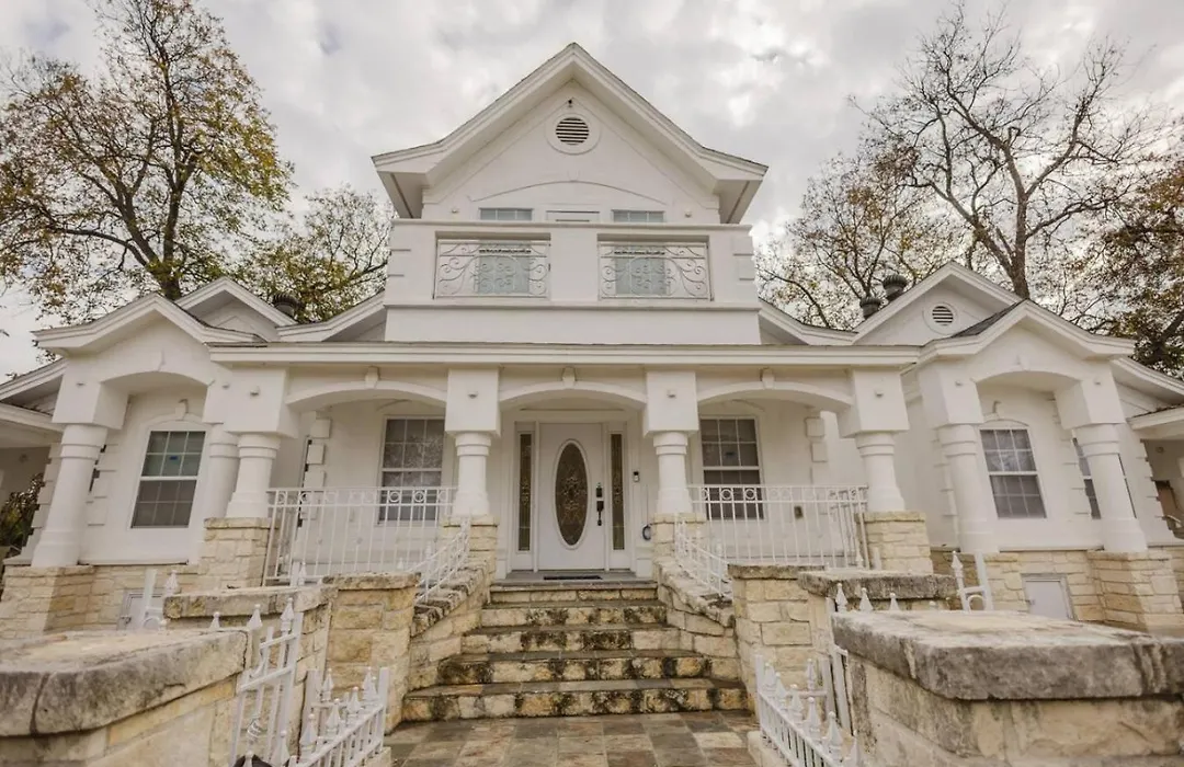 Stunning 6Br Victorian Sleeps 25-1