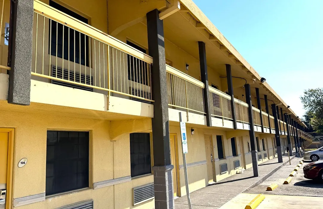 Townhouse Garden Inn & Suites San Antonio I 35-1