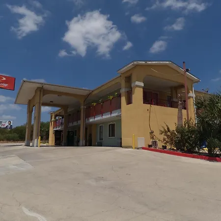 Econo Lodge Inn & Suites San Antonio Near Frost Bank Center-3