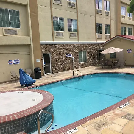 Comfort Inn & Suites Near Six Flags & Medical Center-2