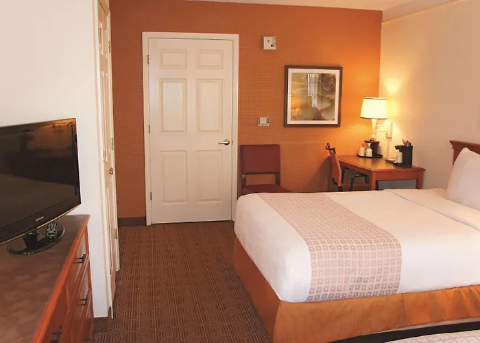 Baymont By Wyndham San Antonio South Park Hotel