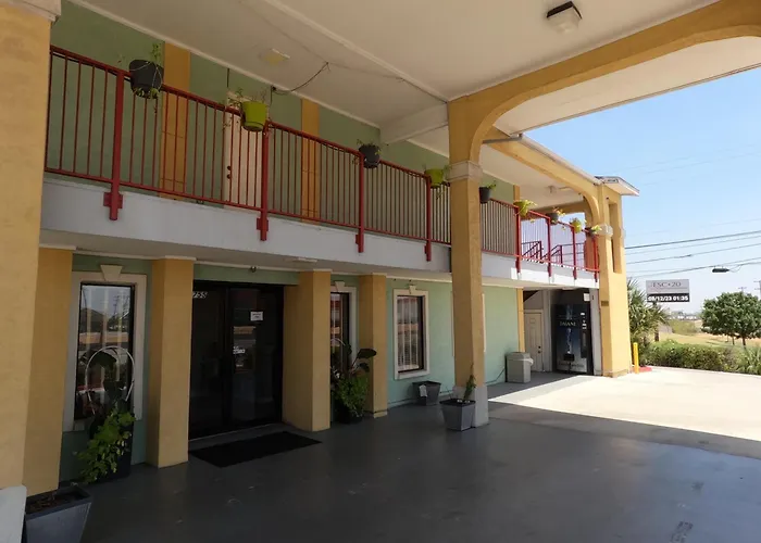 Econo Lodge Inn & Suites San Antonio Near Frost Bank Center